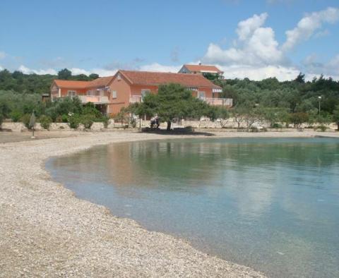 Исключительное здание на берегу Пелешаца рядом с прекрасным пляжем, площадью 12 500 кв.м. земли (1,2 га) 