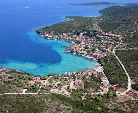 Exceptional waterfront building on Peljesac next to a wonderful beach, on 12 500 sq.m. of land (1,2 ha) - pic 3