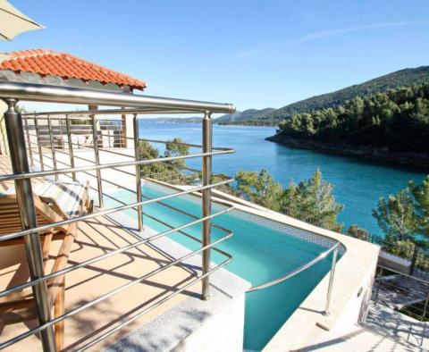 Krásná nově postavená vila na nábřeží s bazénem a kotvištěm v robinsonské klidné zátoce na Korčule 