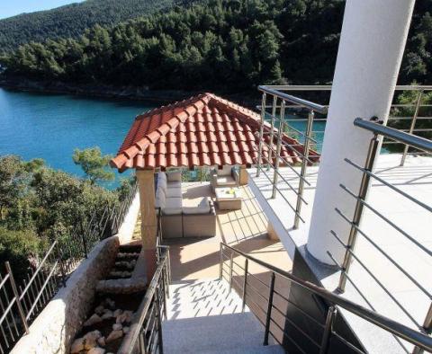 Belle villa au bord de l'eau nouvellement construite avec piscine et place d'amarrage dans une baie robinson-calme sur Korcula - pic 18