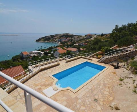 Villa medencével és panorámás kilátással a tengerre, vonzó helyen, mindössze 250 méterre a tengertől! - pic 14