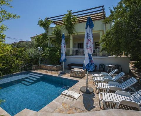 Schöne Villa zum Verkauf in Sutivan auf Brac, mit drei Wohnungen 