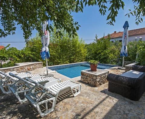 Schöne Villa zum Verkauf in Sutivan auf Brac, mit drei Wohnungen - foto 6