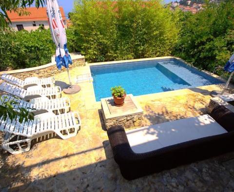 Schöne Villa zum Verkauf in Sutivan auf Brac, mit drei Wohnungen - foto 8