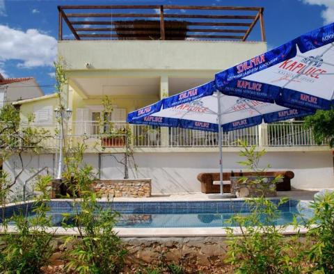 Schöne Villa zum Verkauf in Sutivan auf Brac, mit drei Wohnungen - foto 4