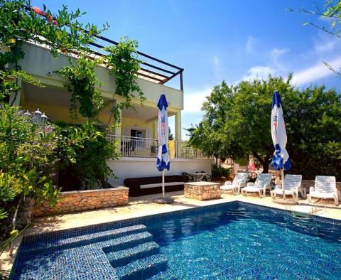 Schöne Villa zum Verkauf in Sutivan auf Brac, mit drei Wohnungen - foto 16