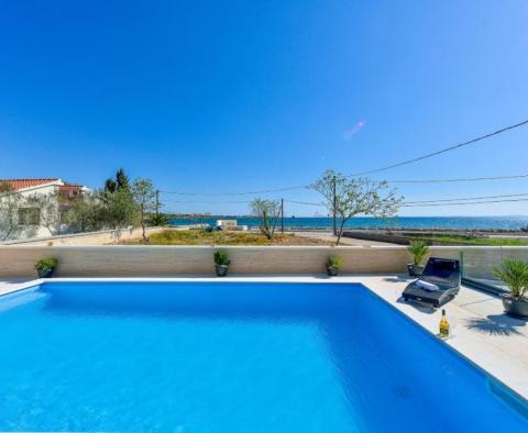 Exceptional tourist property in Zaton with 5 apartments, just 20 meters from the beach - pic 8