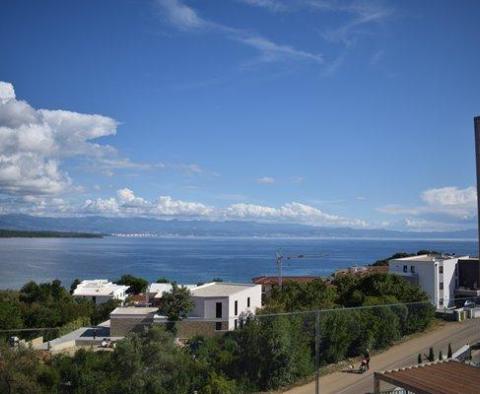 Vier Super-Luxus-Apartments auf Krk in Malinska, Rova-Gebiet, nur 50 Meter vom Meer entfernt - foto 2