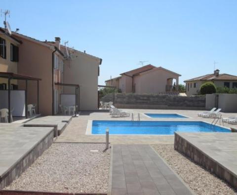 Zařízené připojené vily na prodej ve Vabriga v uzavřené komunitě s bazénem - pic 4