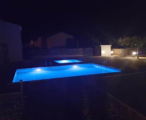 Zařízené připojené vily na prodej ve Vabriga v uzavřené komunitě s bazénem - pic 6