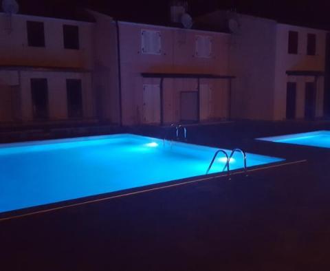 Zařízené připojené vily na prodej ve Vabriga v uzavřené komunitě s bazénem - pic 7