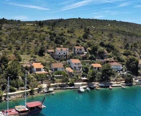 Attractive apart-house with 4 apartments for sale in Bobovisce on Brac, second row to the sea 