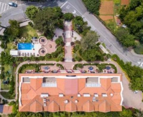 Deux fantastiques penthouses à vendre dans une résidence 5***** étoiles avec piscine à Lovran - pic 2