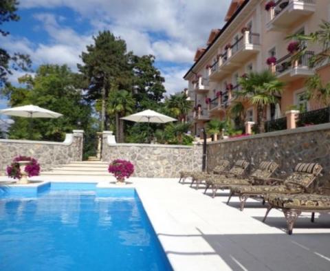 Deux fantastiques penthouses à vendre dans une résidence 5***** étoiles avec piscine à Lovran 