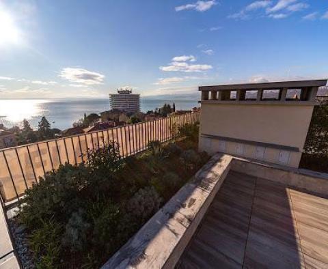 Extraordinary high-floor apartment with roof terrace in Opatija 