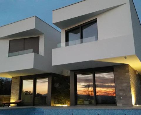 Villa récemment construite à Kostrena, première ligne de construction vers la mer - pic 2