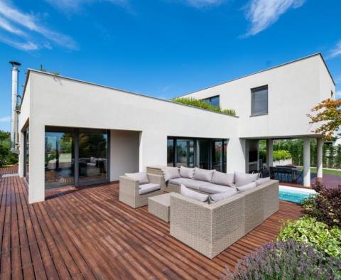 Villa moderne de luxe unique avec vue sur la mer dans la région d'Umag avec un terrain de 4956 m². - pic 4