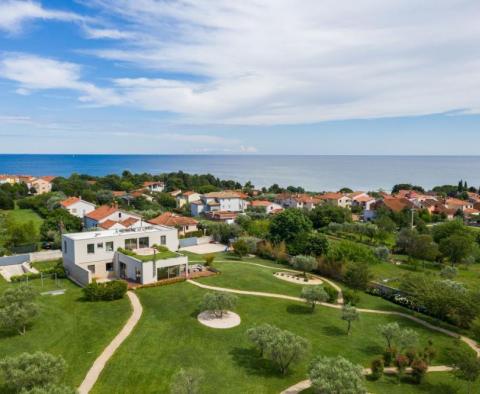 Villa moderne de luxe unique avec vue sur la mer dans la région d'Umag avec un terrain de 4956 m². - pic 2