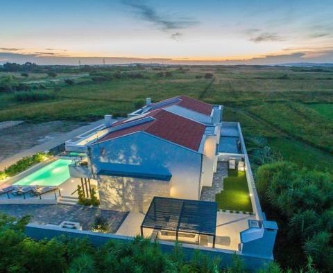 Fantastique villa moderne dans le quartier Privlaka avec oasis SPA, jacuzzi et piscine - pic 22