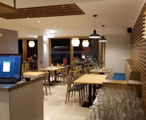 Geschmackvoll renoviertes Gebäude direkt am Meer mit stilvollem Restaurant und drei Apartments in Ciovo - foto 3