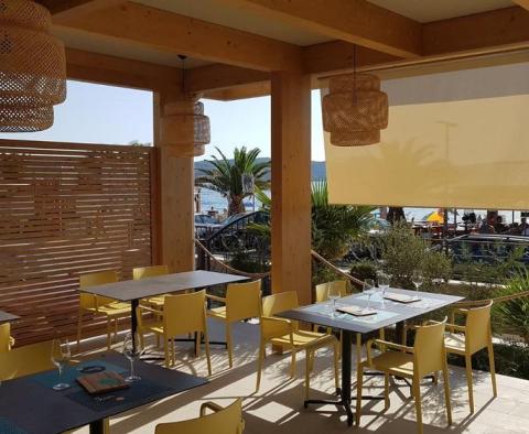 Geschmackvoll renoviertes Gebäude direkt am Meer mit stilvollem Restaurant und drei Apartments in Ciovo - foto 2