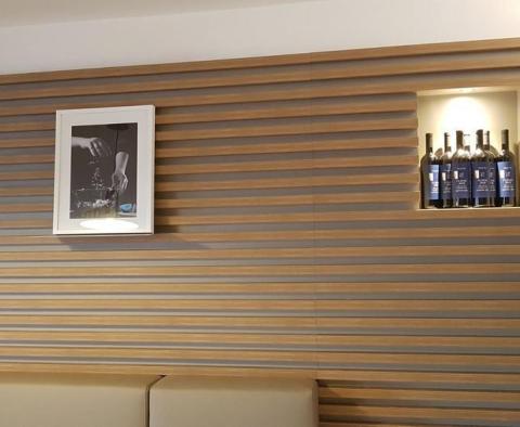 Geschmackvoll renoviertes Gebäude direkt am Meer mit stilvollem Restaurant und drei Apartments in Ciovo - foto 4