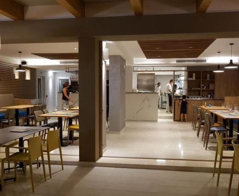 Geschmackvoll renoviertes Gebäude direkt am Meer mit stilvollem Restaurant und drei Apartments in Ciovo - foto 20
