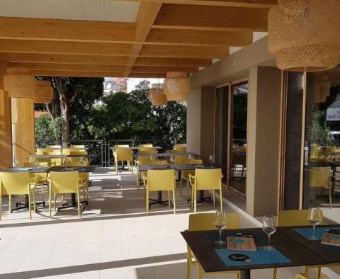 Geschmackvoll renoviertes Gebäude direkt am Meer mit stilvollem Restaurant und drei Apartments in Ciovo - foto 5