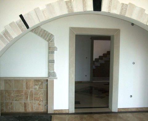 Villa en bord de mer à Medulin avec une merveilleuse décoration en pierre de Brac, granit et marbre - pic 7