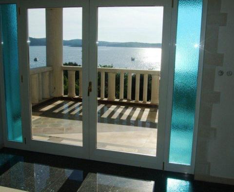 Villa en bord de mer à Medulin avec une merveilleuse décoration en pierre de Brac, granit et marbre - pic 8