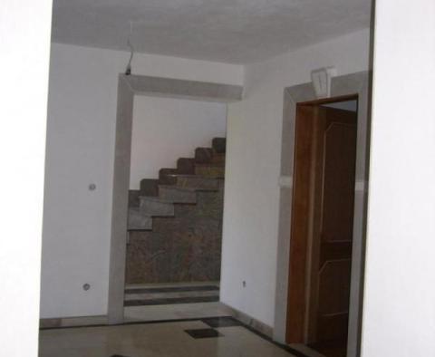 Villa en bord de mer à Medulin avec une merveilleuse décoration en pierre de Brac, granit et marbre - pic 13