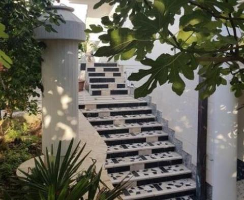 Villa en bord de mer à Medulin avec une merveilleuse décoration en pierre de Brac, granit et marbre - pic 32
