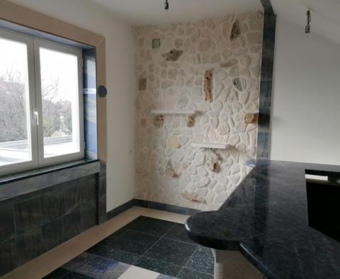 Villa en bord de mer à Medulin avec une merveilleuse décoration en pierre de Brac, granit et marbre - pic 48