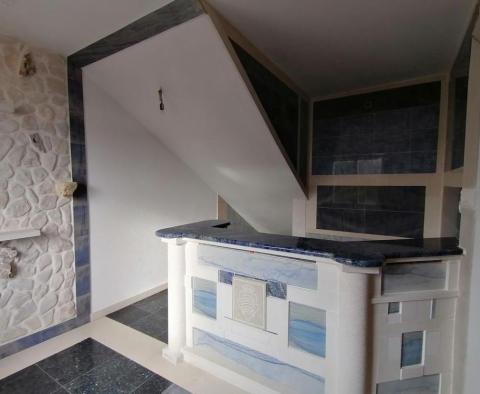 Villa en bord de mer à Medulin avec une merveilleuse décoration en pierre de Brac, granit et marbre - pic 49