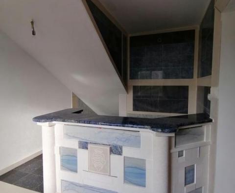 Villa en bord de mer à Medulin avec une merveilleuse décoration en pierre de Brac, granit et marbre - pic 50