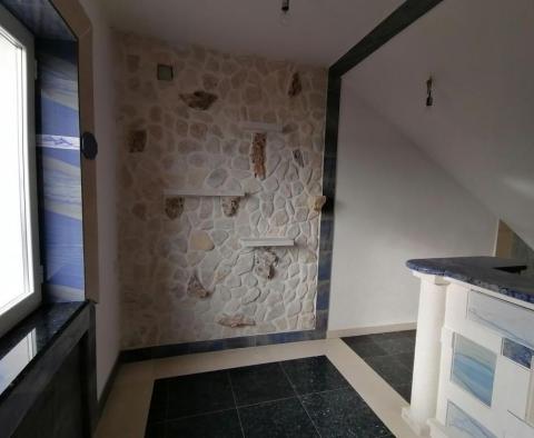 Villa en bord de mer à Medulin avec une merveilleuse décoration en pierre de Brac, granit et marbre - pic 51