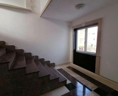 Villa en bord de mer à Medulin avec une merveilleuse décoration en pierre de Brac, granit et marbre - pic 52