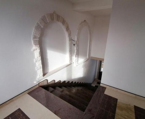Villa en bord de mer à Medulin avec une merveilleuse décoration en pierre de Brac, granit et marbre - pic 74