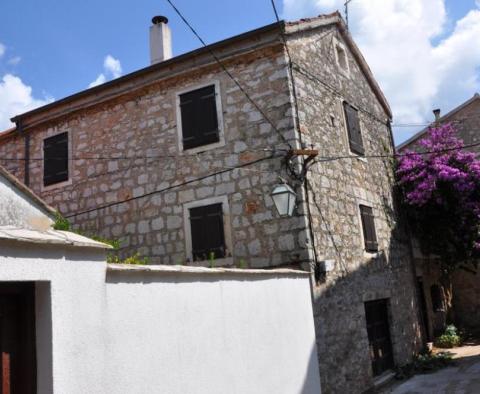 Stone house on Hvar in the centre of Jelsa - pic 3