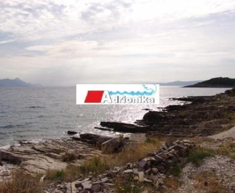 Villa unique en bord de mer sur l'île de Brac sur 11000 m2 de terrain en bord de mer - pic 11