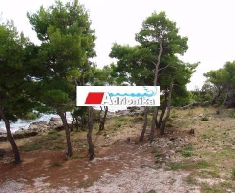 Villa unique en bord de mer sur l'île de Brac sur 11000 m2 de terrain en bord de mer - pic 30