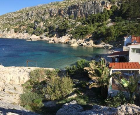 Incroyable maison en bord de mer dans une baie calme sur l'île de Hvar 