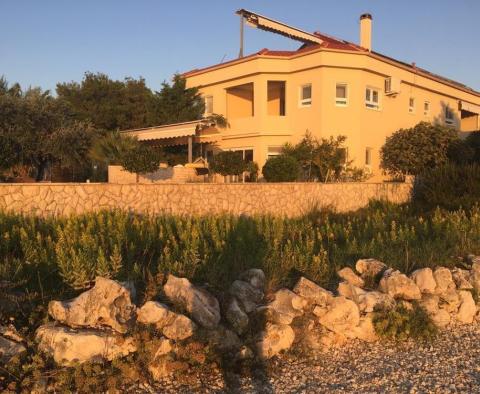 Szép tengerparti turistaszállás 5 apartmanból, közvetlenül a tengerparton - pic 3