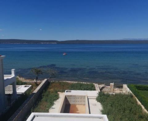 Kamenná vila na pobřeží na ostrově nedaleko Zadaru se soukromým přístupem na pláž - pic 10