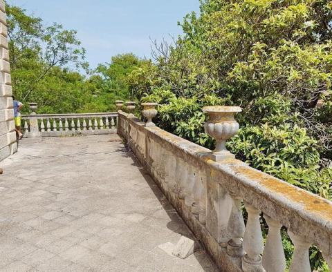 Old luxury palace on Sipan island for sale just 80 meters from the beach - pic 32