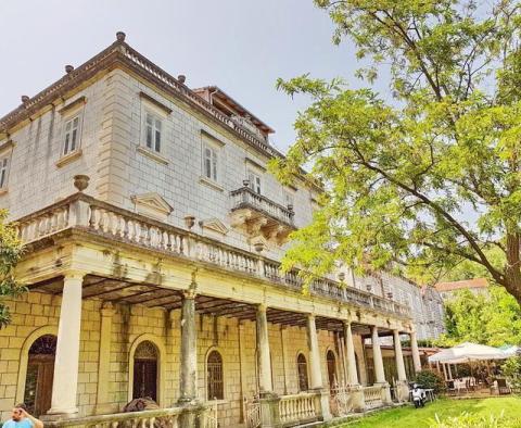 Old luxury palace on Sipan island for sale just 80 meters from the beach - pic 33