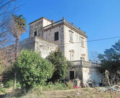 Old luxury palace on Sipan island for sale just 80 meters from the beach - pic 37