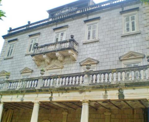 Old luxury palace on Sipan island for sale just 80 meters from the beach - pic 44