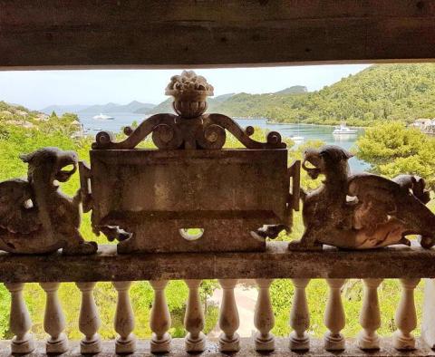 Old luxury palace on Sipan island for sale just 80 meters from the beach - pic 49