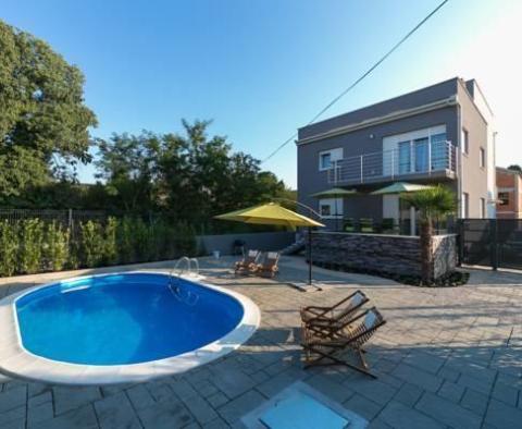Moderne Doppelhaushälfte mit Pool zum Verkauf in Biograd-na-moru 